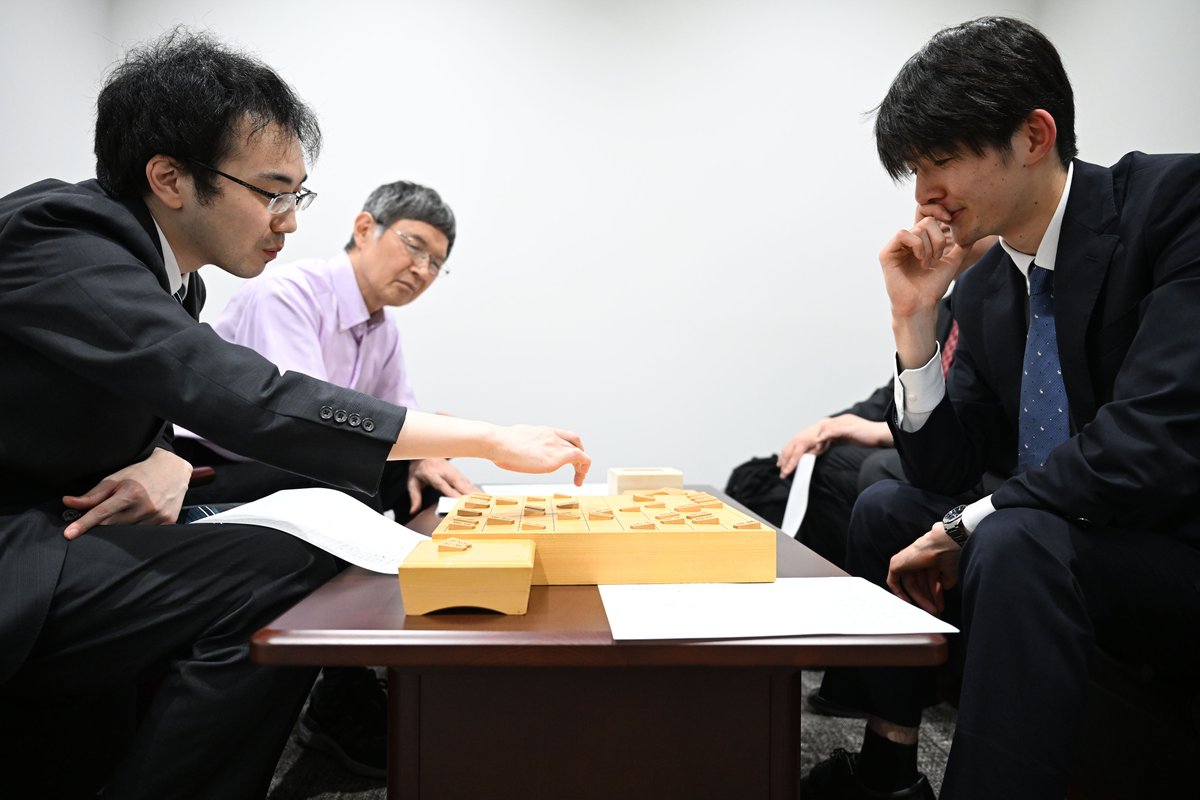 yomiuri_ryuo's tweet photo. 「ここまで勝てるとは思わなかった」と謙遜した柵木五段が馬の力をいかしてクラス優勝、上野五段は「実力不足」と反省＜竜王戦５組決勝・上野裕寿六段－柵木幹太五段＞別室での感想戦を村田顕弘六段が見守った本局の「動く棋譜」、写真入り詳報記事は竜王戦中継ブログで↓ https://t.co/3ZYZHH5cXi https://t.co/8eE92n4kIL