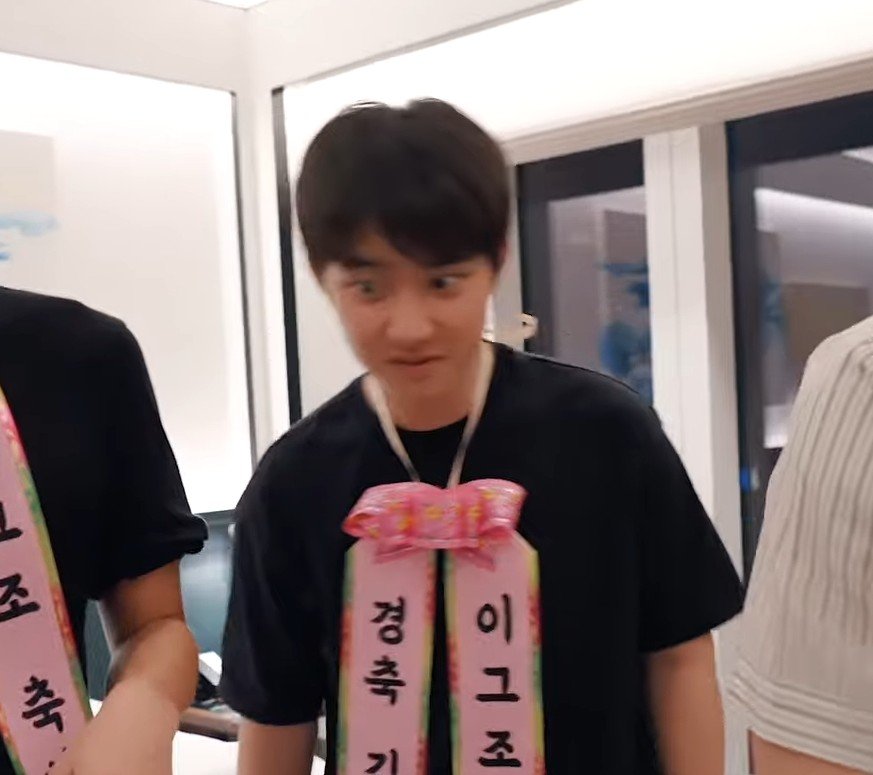 thantiyyy's tweet photo. Kyungsoo is soooo cuteeee, why he looks like a kid here omgㅠㅠㅠㅠ😭 https://t.co/FFGHuywugk