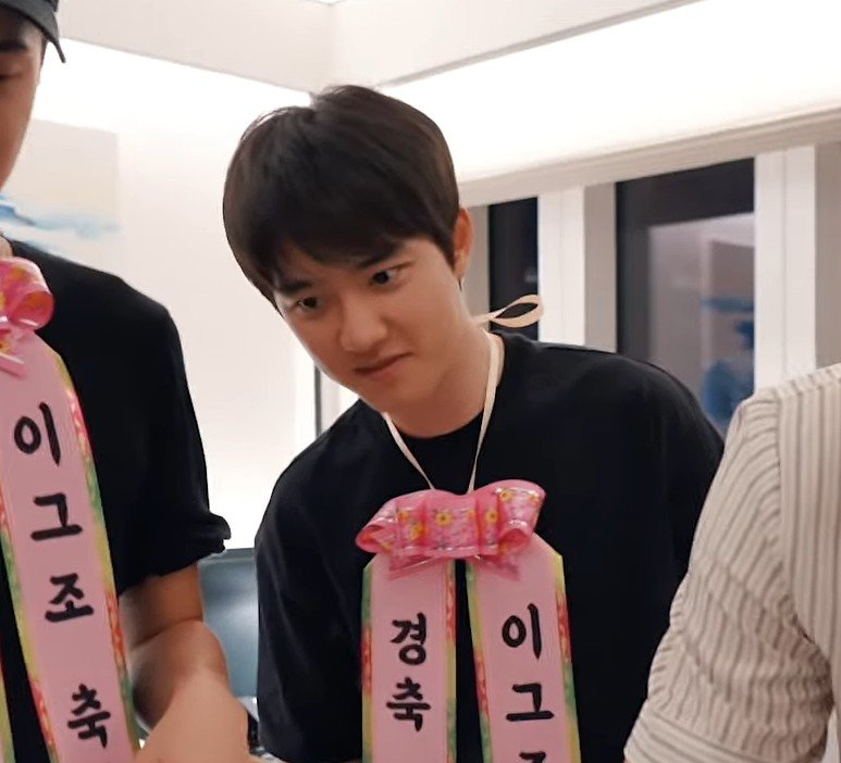 thantiyyy's tweet photo. Kyungsoo is soooo cuteeee, why he looks like a kid here omgㅠㅠㅠㅠ😭 https://t.co/FFGHuywugk