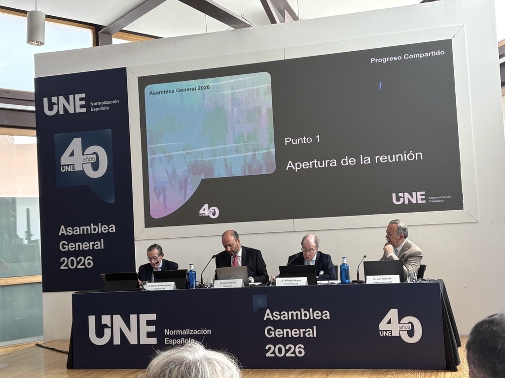 UNESID's tweet photo. 🤝 @carola_hermoso, directora general de @UNESID, ha asistido a la Asamblea General de @NormasUNE, un encuentro clave para seguir impulsando la colaboración, el consenso y el intercambio de conocimiento en torno a la industria y la normalización. https://t.co/mBkj2QbVmD