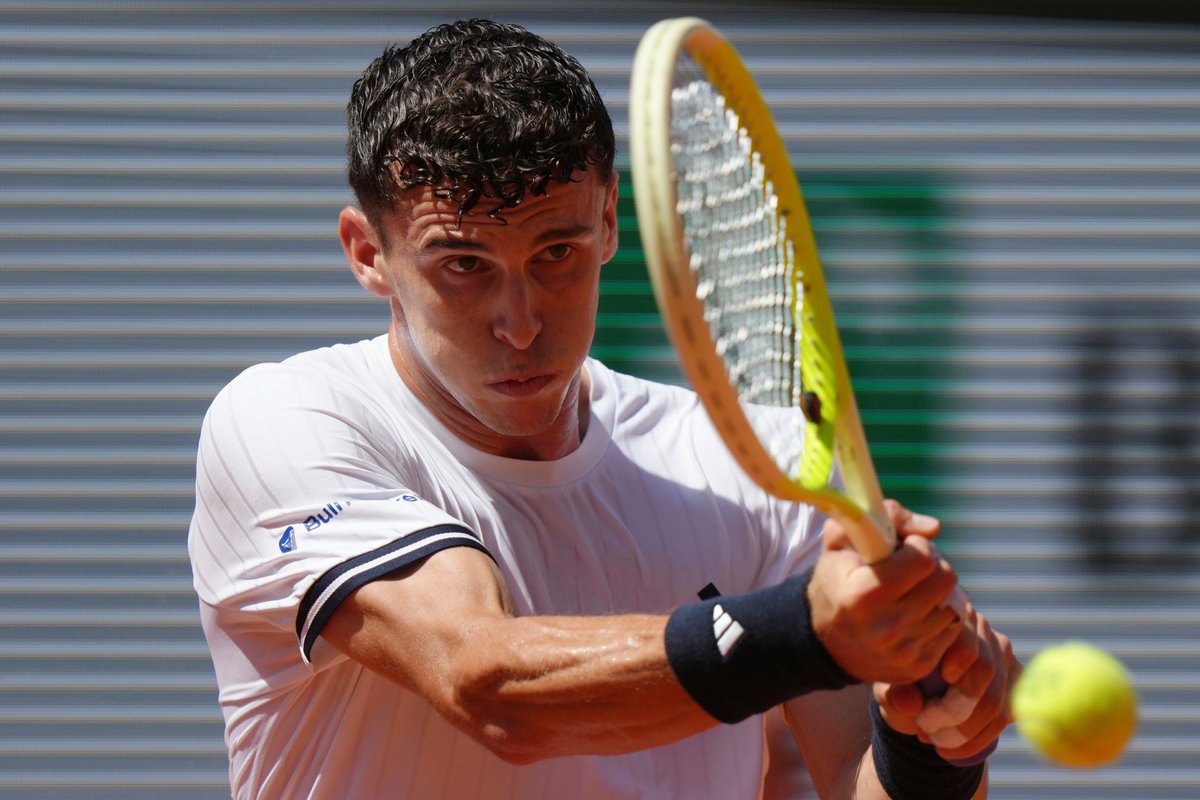 sebatorok's tweet photo. Pasaron 2820 días desde que un tenista #ARG volvió a ganarle a un N° 1 (Del Potro a Nadal, en el @usopen 2018). 
Juanma #Cerúndolo a Jannik #Sinner por 3-6, 2-6, 7-5, 6-1 y 6-1, por la 2a ronda de #RolandGarros  
Con algo en común, el mismo coach: Sebastián Prieto.
#ap #afp https://t.co/FvSxdb0M1D