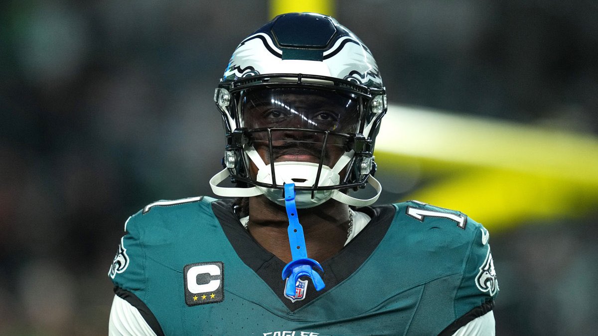 _EagleTimes's tweet photo. 🚨 The AJ Brown trade may NOT be as close as everyone thought.

Per @RapSheet:
- Eagles want a 2027 first
- Patriots refuse to give one up
- ‘Not particularly close’
- ‘Could drag on’

Everyone called it a done deal. Rapoport says not so fast. 👀 https://t.co/GL3S2MqQLN