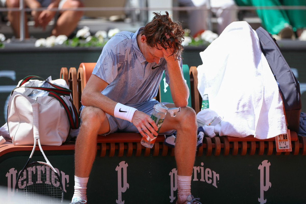 sebatorok's tweet photo. Pasaron 2820 días desde que un tenista #ARG volvió a ganarle a un N° 1 (Del Potro a Nadal, en el @usopen 2018). 
Juanma #Cerúndolo a Jannik #Sinner por 3-6, 2-6, 7-5, 6-1 y 6-1, por la 2a ronda de #RolandGarros  
Con algo en común, el mismo coach: Sebastián Prieto.
#ap #afp https://t.co/FvSxdb0M1D