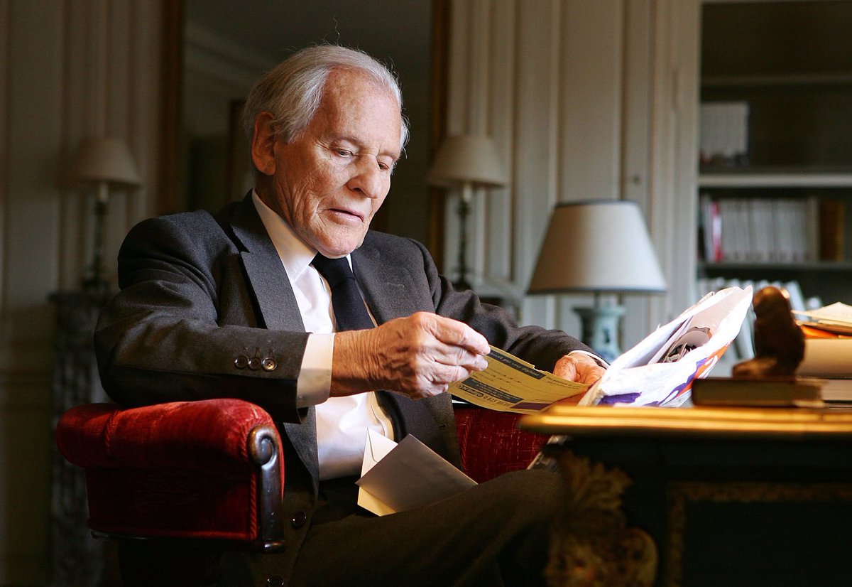 Paroles_auteurs's tweet photo. "Le plus cruel, quand on vieillit, c’est ce vide, peu à peu, qui se fait autour de soi. 
Admirés et aimés, les maîtres s’en vont les premiers. 
Et puis les amis, ceux qui ont été à l’école avec vous, ou qui ont fait la fête ou du ski ou l’amour avec vous. Et enfin les plus jeunes que vous, ceux qui auraient dû venir à vos obsèques alors que c’est vous qui assistez aux leurs."
Jean d'Ormesson