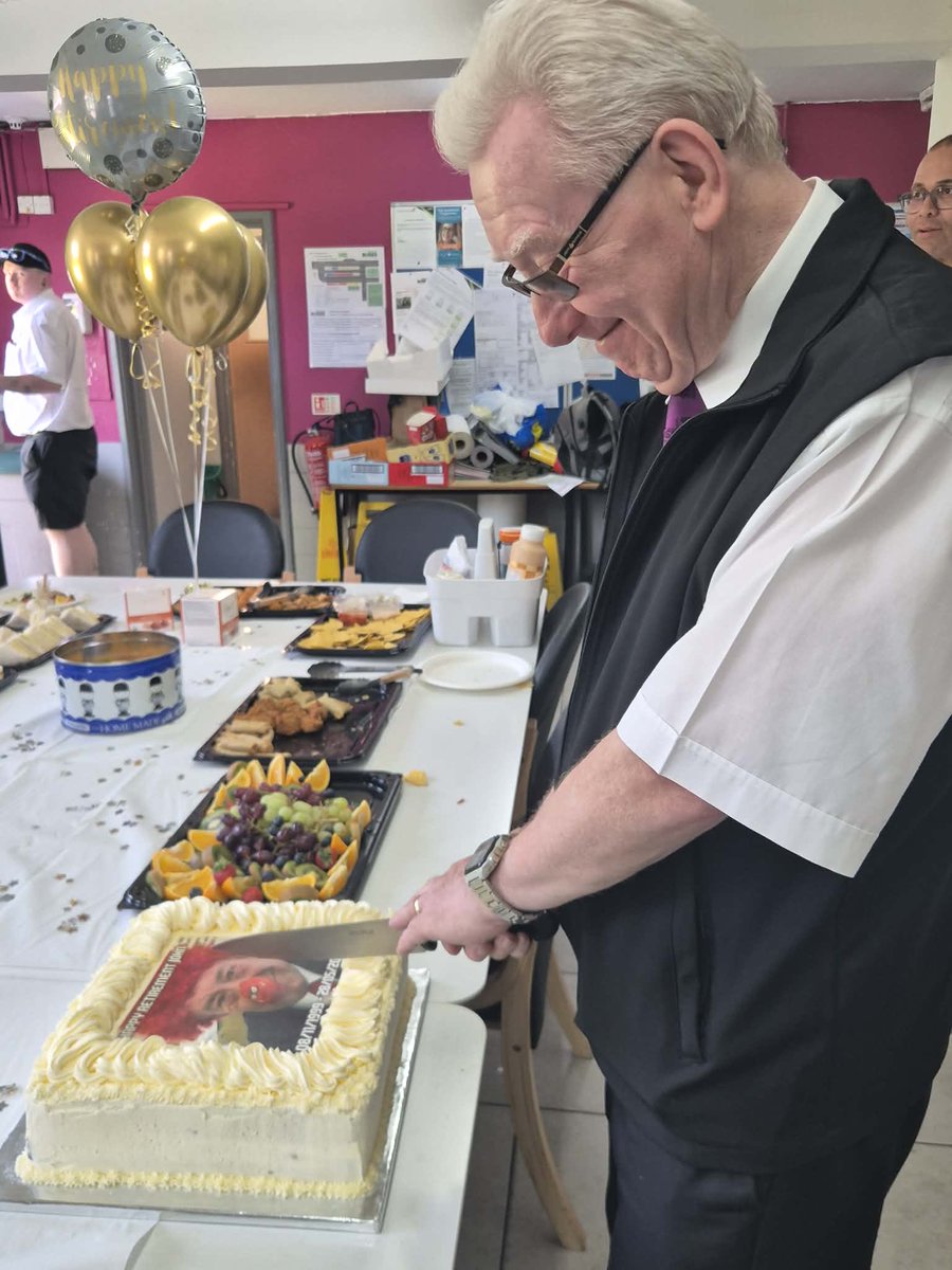 ipswichbuses's tweet photo. Today we say goodbye to John Curtis, who was a much valued driver with us for 26 years.
We would like to thank him for his loyalty and wish him a very long and happy retirement. https://t.co/7mjuxl9TIz