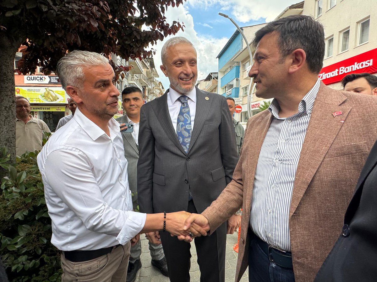 avhamzadag's tweet photo. AK Parti Simav İlçe Başkanlığımızda; kıymetli hemşehrilerimiz ve teşkilat mensuplarımızla bir araya gelerek bayramlaştık.

Birlik, beraberlik ve kardeşlik duygularının pekiştiği bu güzel buluşmada gönül gönüle olmanın mutluluğunu yaşadık.

Rabbim muhabbetimizi ve dayanışmamızı daim eylesin. Hayırlı bayramlar 🌙