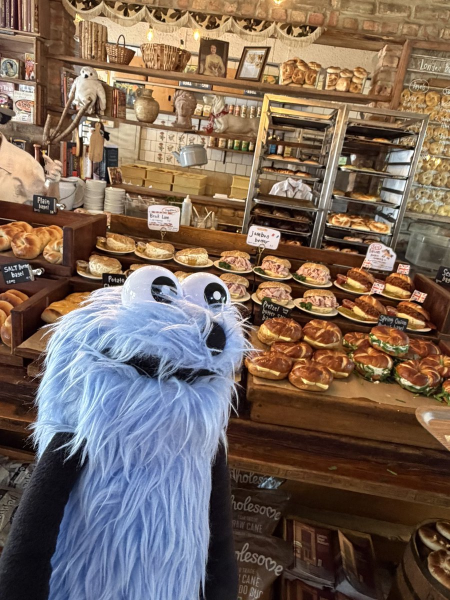 san9funa's tweet photo. WA!!!!

たすかんパンがあるねぇ、おじいちゃん!!!

#artistbakery 
#ソウル旅
#パペットスンスン
#スンスンのいる生活
#おじいちゃんだいすきだよ https://t.co/YBVZkEdMdS