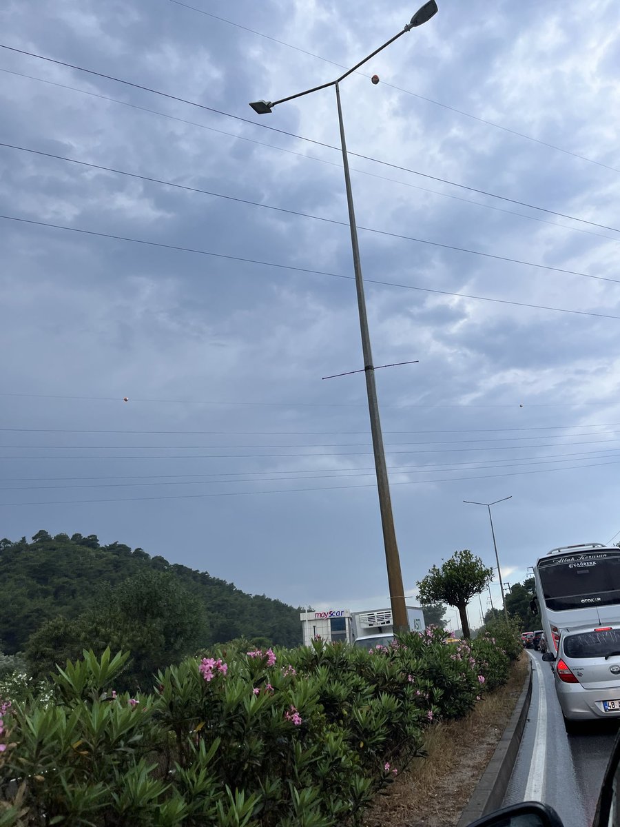 kubress's tweet photo. Kahramanlar Bodrum yolunda trafik çeker İstanbuldakiler bayramda trafiksizliğin tadını çıkarsın diye https://t.co/y6NqMtJ4Fd