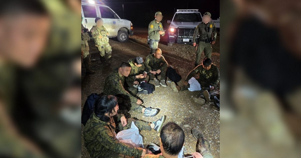 gatewaypundit's tweet photo. Six Chinese ‘Special Interest Aliens’ Dressed in Camouflage Caught Trying to Sneak Across Texas Border on Private Ranch

READ: https://t.co/TJeNjBxsvG https://t.co/TFVFfRTXW0