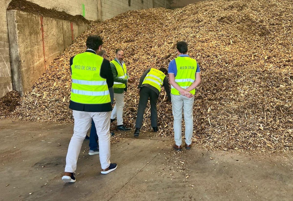 rebienergia's tweet photo. 🔋 Joan Groizard, secretario de Estado de Energía del MITECO, visita junto al alcalde Javier Antón y el subdelegado Miguel Latorre la Red Industrial de Soria de REBI para conocer proyectos de descarbonización industrial, biomasa y recuperación de calor residual. https://t.co/48OfW2M0l4