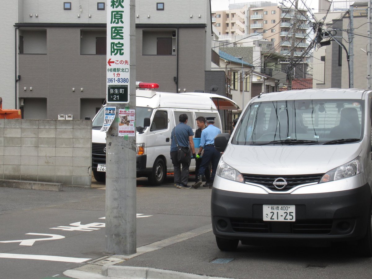 kotakemol04's tweet photo. 友人からの写真を見るに警察官がなにやら運んでいる様子。報道によれば不発弾40発とのことで穏やかじゃないけど、爆弾や砲弾ではなく小銃弾とかじゃないですかね？周囲の避難もなく途中から規制も無くなったようですし。 https://t.co/2f7IwH6fUV
