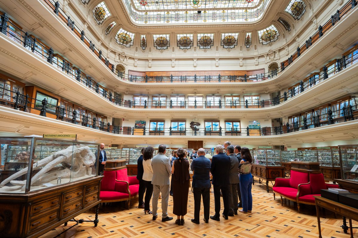 CSIC's tweet photo. 🏛️ El #CSIC celebra el centenario de su @MuseoGeominero (del @IGME1849) con la visita de S.M. el Rey, acompañado de la ministra @DianaMorantR

💎 El museo tiene la misión de preservar y mostrar la diversidad mineral, paleontológica y geológica del país

👉 https://t.co/7JU9KgY686 https://t.co/T8otgJF46N