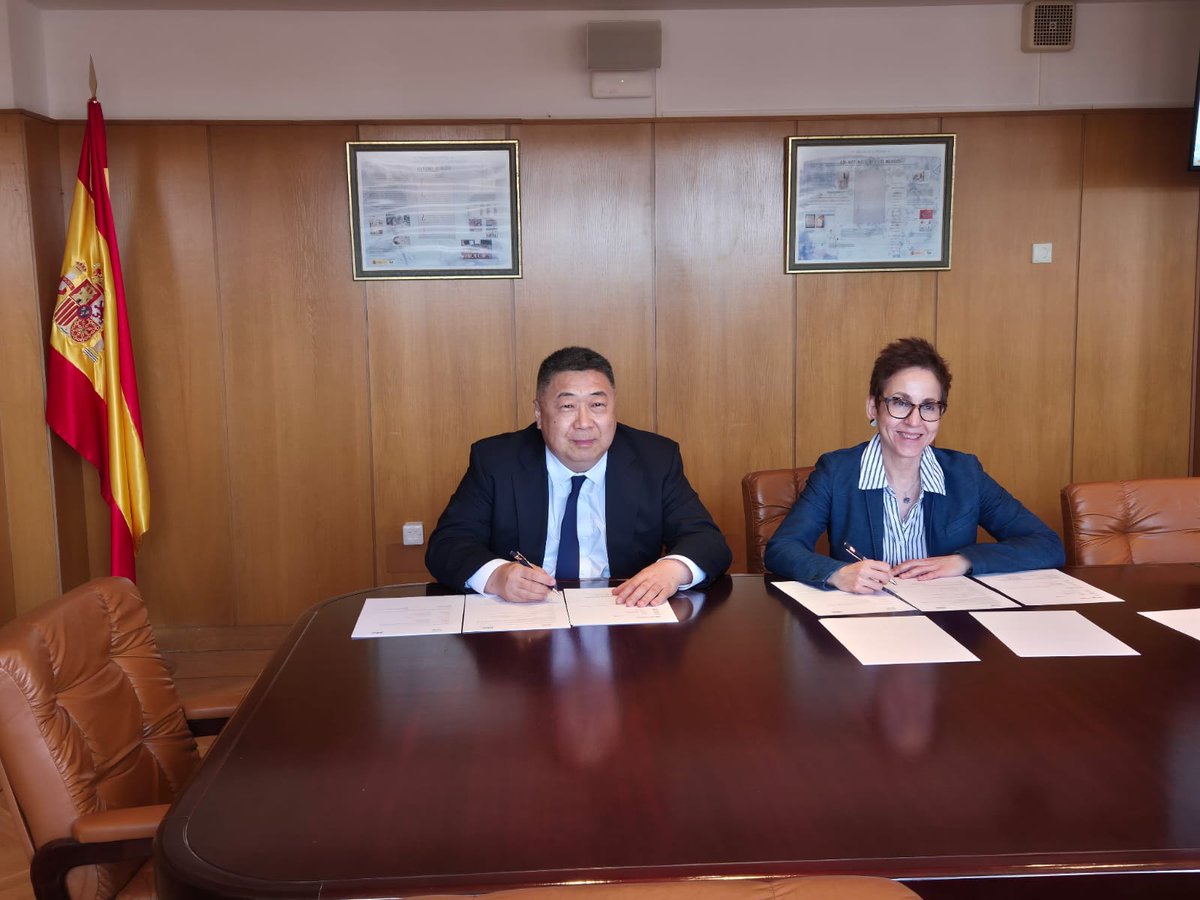 CEMgob's tweet photo. Firma de memorándum de entendimiento (MOU)
Centro Español de Metrologia (CEM) y
National Institute of Metrology of China (NIM)
Destinado a promover la colaboración científica y técnica y el intercambio de experiencias
https://t.co/ZMDEs2SDO6
#Metrologia #Metrology @CEMgob https://t.co/IIXBuxDXoa