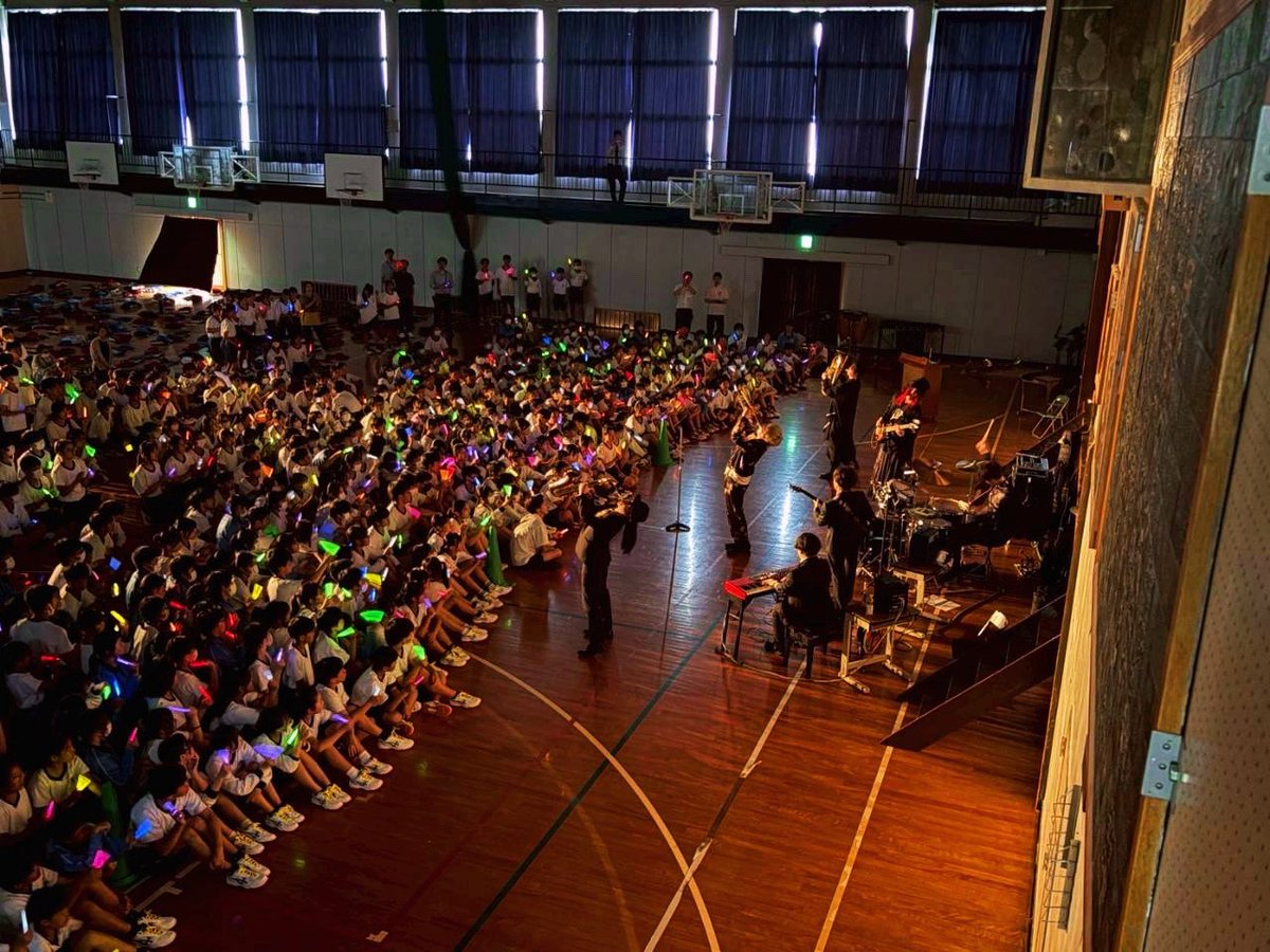 Folie_official's tweet photo. 本日は静岡県袋井市立袋井南中学校にて学校演奏会でした‼︎

みなさんから熱い反応を頂けて幸せな時間となりました❤️‍🔥

みなさんの学校生活の思い出の1つになりましたら幸いです。

またお会いしましょう‼︎ https://t.co/1VXQeRVSnB