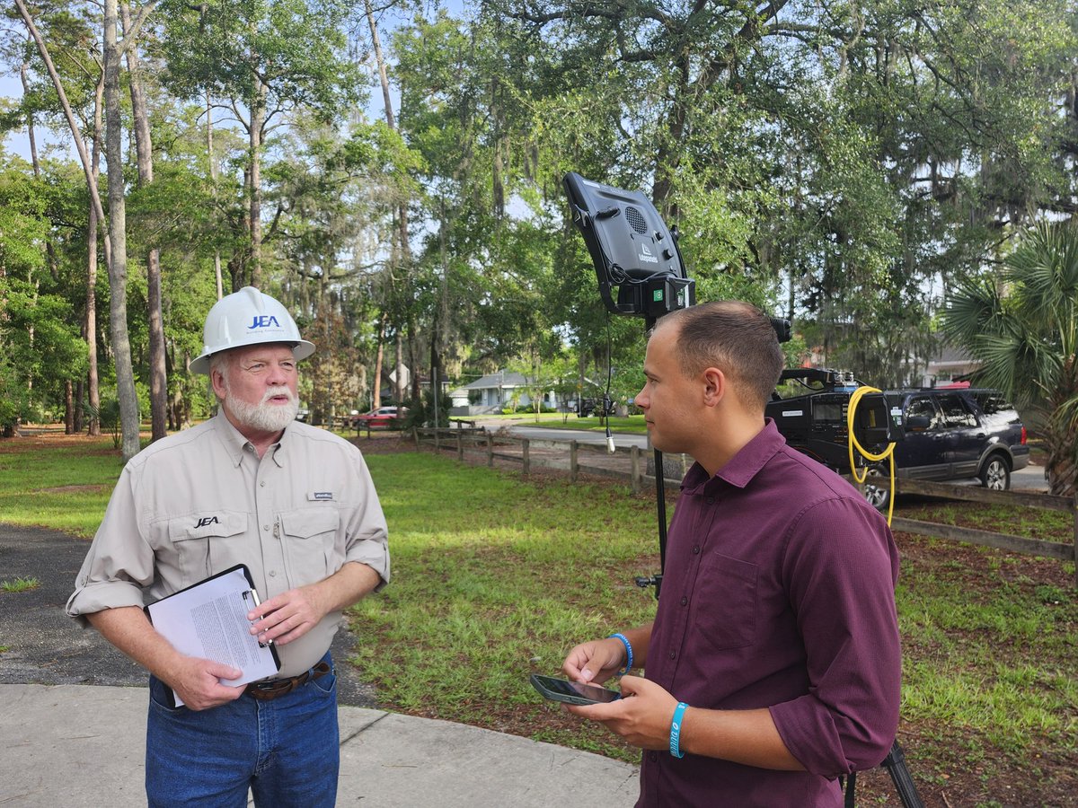karenmcallister's tweet photo. Thanks @YaugerCaleb @wjxt4 for coverage of @NewsfromJEA tree trimming work. Our crews prepare throughout the year for #HurricaneSeason. #JaxReady #HurricanePrep #HurricaneSeason2026 https://t.co/0AhnfrWiZR