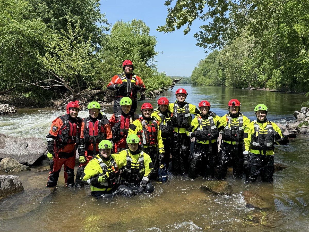 AllHandsFire's tweet photo. Photo from a recent Swiftwater Rescue class delivered by @AllHandsFire      
      
For information on water rescue and many other classes, contact Training@AllHandsFire.com       
     
#waterrescue #swiftwaterrescue #allhandsfire #allhandsfiretraining https://t.co/lpbIz1zM0j