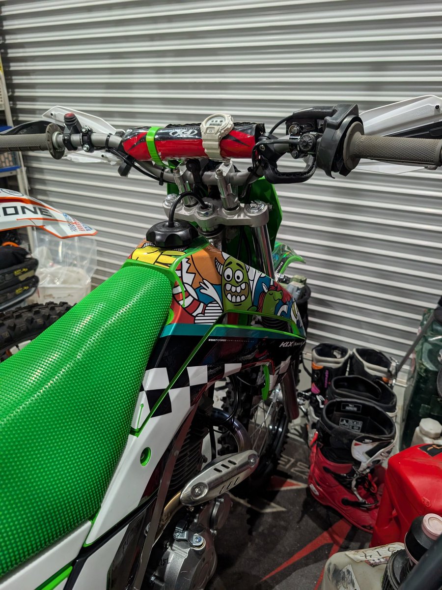 koji504's tweet photo. シート完成したと思ったらデカールも来て一気にファクトリーバイクになった。

#KLX140
#DesignOne
#治治屋
#24Service

はやくバネこい https://t.co/JWRMiMgV0d
