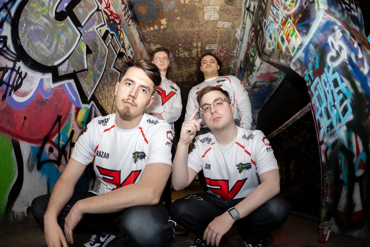 SamuelBennettYT's tweet photo. Really happy with this shoot with the guys. Love how this shot turned out. 

Shoutout @P3ngu7n for the BTS 

@FaZe_Vegas @SimpXO @abuzaaah @Drazah @04DaDon @Jukebox_GG @tuckeruddin https://t.co/aQt1TNQxA3