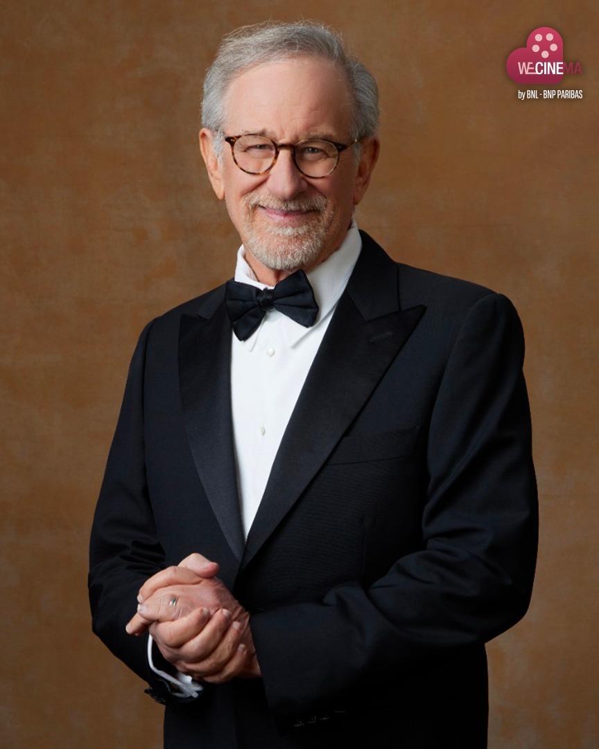 WeCinema's tweet photo. "Un capolavoro". "Il suo miglior film degli ultimi vent'anni". Mancano meno di due settimane all'uscita in sala del nuovo progetto di #StevenSpielberg e già la critica, dopo le anteprime, appare entusiasta 📽️

Del resto, con #DisclosureDay il regista torna al genere che lo ha reso celebre, quello dove non ha mai sbagliato un colpo: la fantascienza. E lo fa con un racconto sorprendente, in cui riprende uno dei temi cari della sua filmografia, l'incontro con altre forze dell'universo. 

A ricevere molte lodi è stata finora anche l'interpretazione di Emily Blunt, definita da alcuni "la migliore della sua carriera": la punta di diamante di un cast stellare, composto anche da #JoshOConnor, #ColinFirth e #ColmanDomingo. 

Un'opera attesa, con cui Steven Spielberg vuole aprire quella che si preannuncia come una delle stagioni cinematografiche più entusiasmanti degli ultimi anni 💫

#welovecinemait