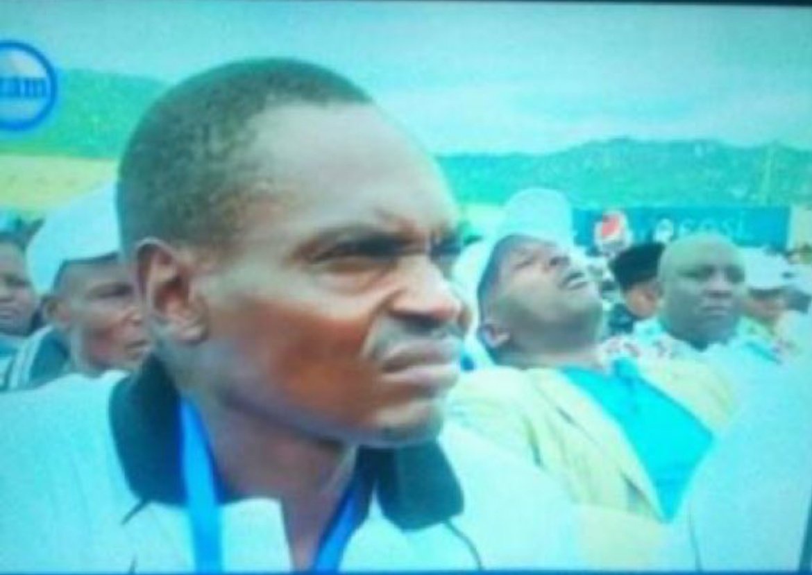 dostronix's tweet photo. Aliyetoa uwimbo wa yule mzee, angetoa na wa Madenge tuu🙂 https://t.co/hh0ClTM7FS