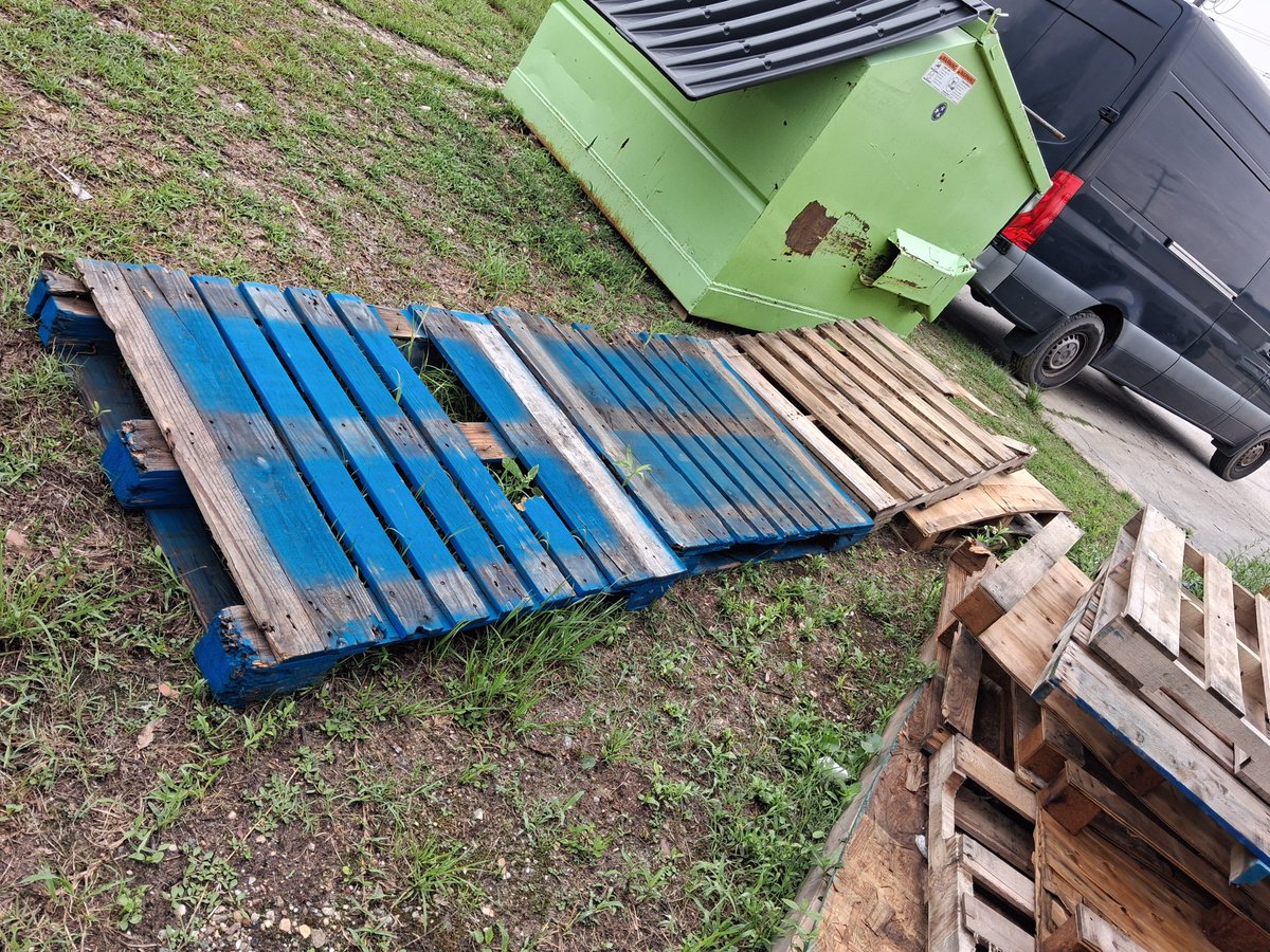 StunGod's tweet photo. Pretty sure the neighborhoods kids built themselves a minkbike ramp out of pallets behind the cabinet shop?  What do y'all think? https://t.co/W5VsEFhdz7