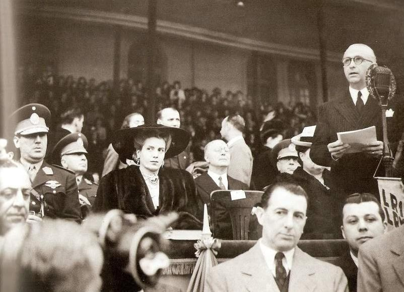 OldArg1810's tweet photo. Fotografía que retrata al presidente Juan Domingo Perón y su esposa Eva Duarte de Perón escuchando atentamente el discurso del presidente de la Sociedad Rural Argentina, señor José Alfredo Martínez de Hoz (padre), durante la inauguración de la Exposición Rural del año 1946.  

Martínez de Hoz accedió a la presidencia de la SRA a mediados de 1946 como una señal de acercamiento al nuevo gobierno peronista, luego del desplazamiento de José María Bustillo, quien había profesado un profundo antiperonismo durante los años anteriores.