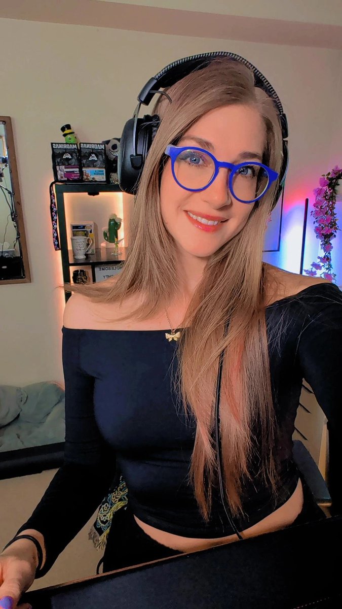 tink_tv_'s tweet photo. Happy Thursday!!! I'm live now trying out some more Paralives!! https://t.co/B6SRH6qMNs https://t.co/u0mywn21GZ