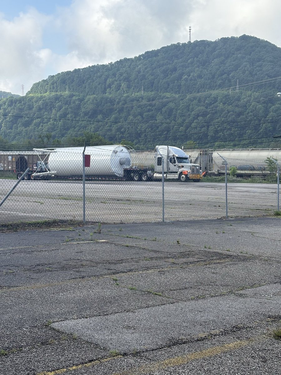 CleanVisionCorp's tweet photo. $CLNV The first of 2 silos arrived in WV today!  These 52’ tall silos will safely and securely contain the solids that are produced in the pyrolysis process. https://t.co/7u5eZjE2zF