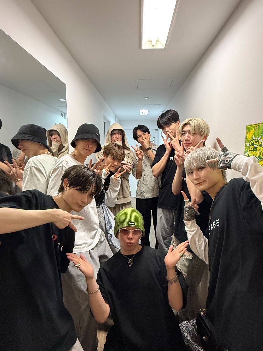 oiryuma_darlia's tweet photo. 今日はリハから戦友の【R'AGE】の
LAST LIVEを見に行ったよん✨️
仲良くしてダンス踊ったりご飯食べたりした友達がいなくなるのは寂しいね。
けど、楽しかったしキラキラしてた。

ステージに立つって本当に凄いこと。
当たり前じゃないから明日からも
悔いの残さないDarli'a生活謳歌します。 https://t.co/hYU6lH8zAe