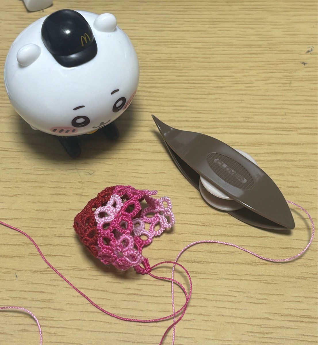 LittleHappy14's tweet photo. タティングレースを���めるちいかわ🤭 https://t.co/ro80HUMnMt