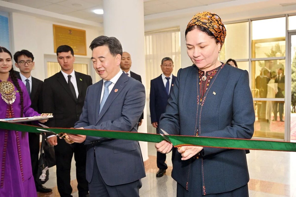 ExpressTCM's tweet photo. Great news! BUCAM sets up TCM Center in Turkmenistan! This marks a solid step forward for TCM development in Turkmenistan! We join hands to promote TCM culture, cultivate professionals and explore herbal resources together! #TCMWorld #HealthCooperation https://t.co/f0lkBTte1H