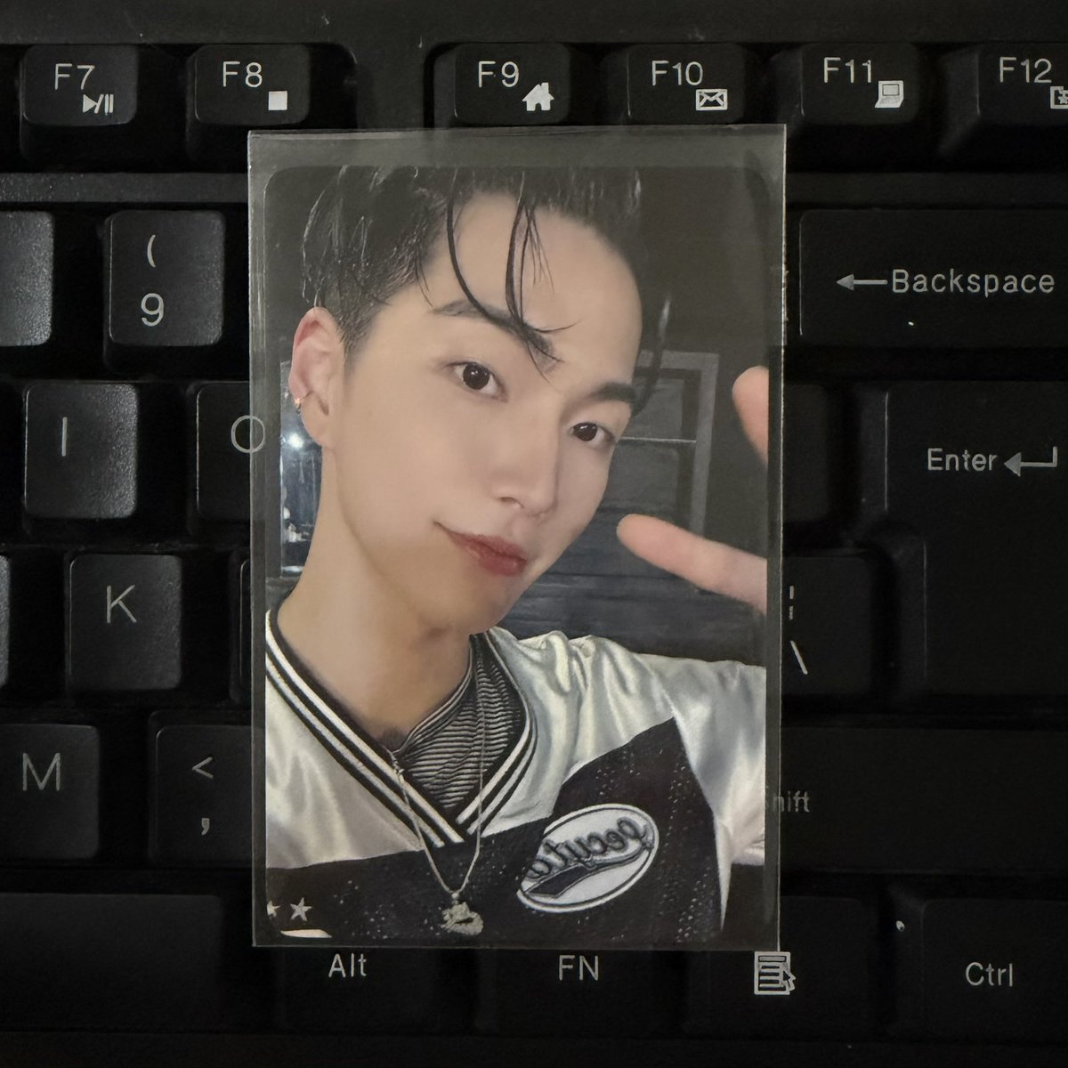 lilei0299's tweet photo. wts lfb ph 

seunghan get a guitar withmuu pob pc 

— 300 php
— mod: jnt, lbc, sdd
— mop: gcash, bpi
— onhand, x sensi

dms open!

t. xnghan preorder photocard pcs https://t.co/GdIs2eHcbP