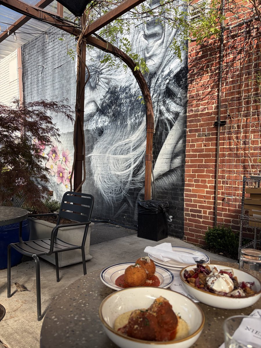 CommonThread589's tweet photo. Our fav Friday spot #niedlov’s https://t.co/eGMMDWZy58