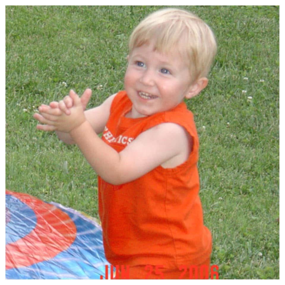 robinballenger's tweet photo. @robinballenger @JMotte30 @CMotteRun Tbt picture of Brandt back in June 2006. Brandt was playing outside with a saucer balloon that was flying in the air.  He was having so much fun! https://t.co/wW4ONNyndi