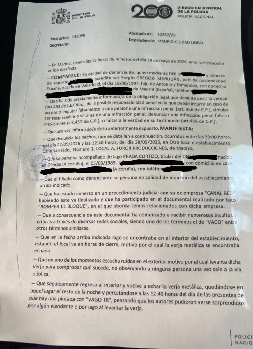 FurorTelevision's tweet photo. Hemos amanecido con esto en nuestra puerta tras la emisión de 'Romper el Bloque’ de @iagoprada.

‘VAGO 

TR…’

Ni siquiera tuvieron el valor de terminar el ‘TRAIDOR’ que se intuye de la pintada. ¿Alguien les sorprendió?

Denuncia puesta en comisaría. https://t.co/ozuoMK4J0K