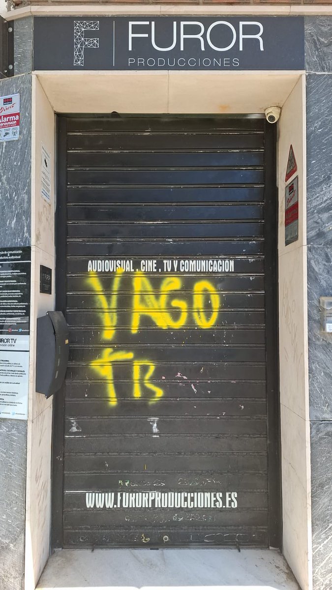 FurorTelevision's tweet photo. Hemos amanecido con esto en nuestra puerta tras la emisión de 'Romper el Bloque’ de @iagoprada.

‘VAGO 

TR…’

Ni siquiera tuvieron el valor de terminar el ‘TRAIDOR’ que se intuye de la pintada. ¿Alguien les sorprendió?

Denuncia puesta en comisaría. https://t.co/ozuoMK4J0K