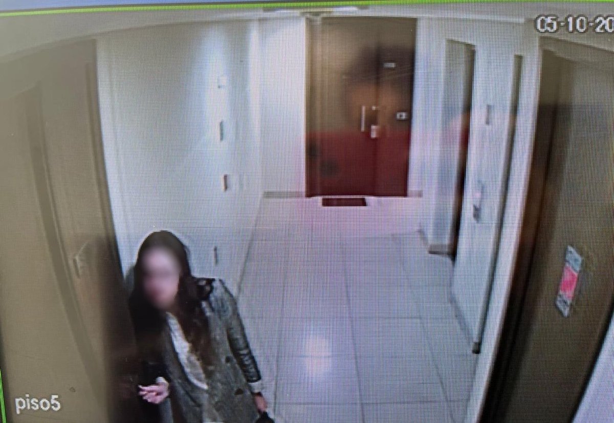 CarmenTuitera's tweet photo. El torbellino del año pasado, tras mi querella, no fue fortuito. Solo dejo evidencia: hoy, la esposa de un Senador. La descubrí  escuchando detrás de la puerta del depa de mis hijos (año 2023) . Por cierto, ingresó utilizando un carnet falso. Pista: @gzaliasnik fue a su Matri 🧐 https://t.co/Lq5e3xWfVW