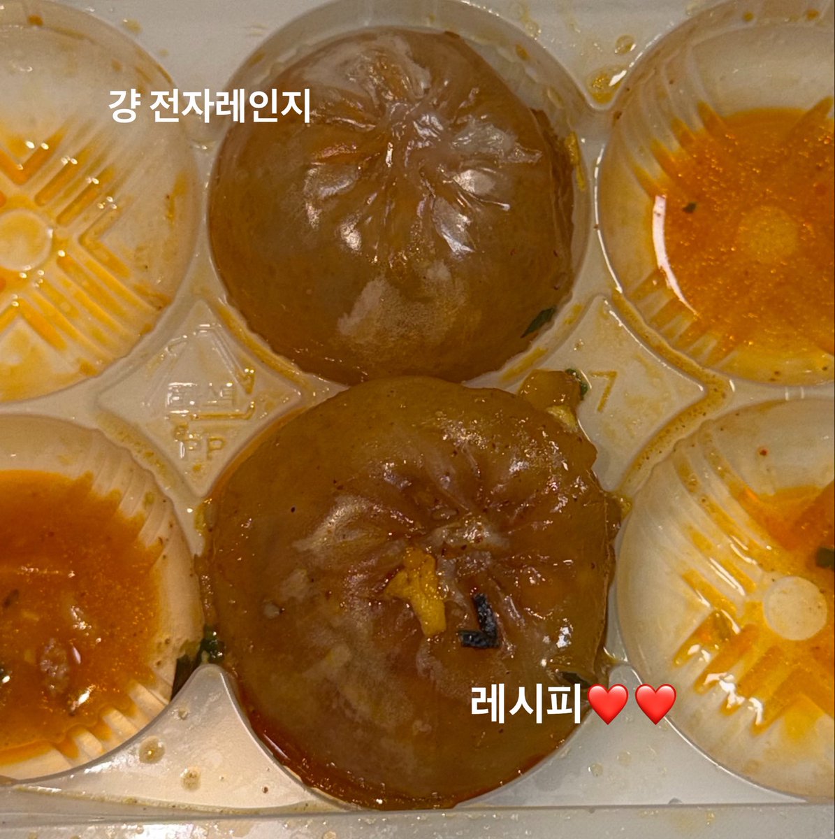 fruit318_'s tweet photo. 🥵참깨정식 레피시🥵

📍준비물
오뚜기 참깨라면, 참깨찐만두 < 끗.

먼저
Q. 걍 라면 끓이고 나중에 넣으면 안되나요?
-> ㄴㄴ 그럼 참깨정식 아님 야르참깨만두가 안댐 두번째 사진 봐 차원이 다름

1. 참깨라면 물 많이(표시 선보다 1센치정도 더), 계란블록, 스프 + 참깨찐만두 ❗️같이❗️전자레인지 2분 30초

✔️그러면 이제 라면도 만두도 설익은 상태

2. 만두 원하는 만큼 라면에 넣고 다시 남은 만두랑 컵라면 같이 전자레인지 1분~1분 30초

✔️ 1분 30초 햇더니 완전 푹~~~ 익엇어요 취향껏 푹 익은면 싫으면 1분만 ~~

이러케하면 ❤️야르참깨정식 완성❤️

❌ 참깨라면 후첨 액상스프 안���음!!!!!!! 이미 만두에 들어잇는 맛이라 넣으면 과해짐 없이먹어야 적당함!! �� 말햇다진짜로

#참깨붐은온다 #참깨정식