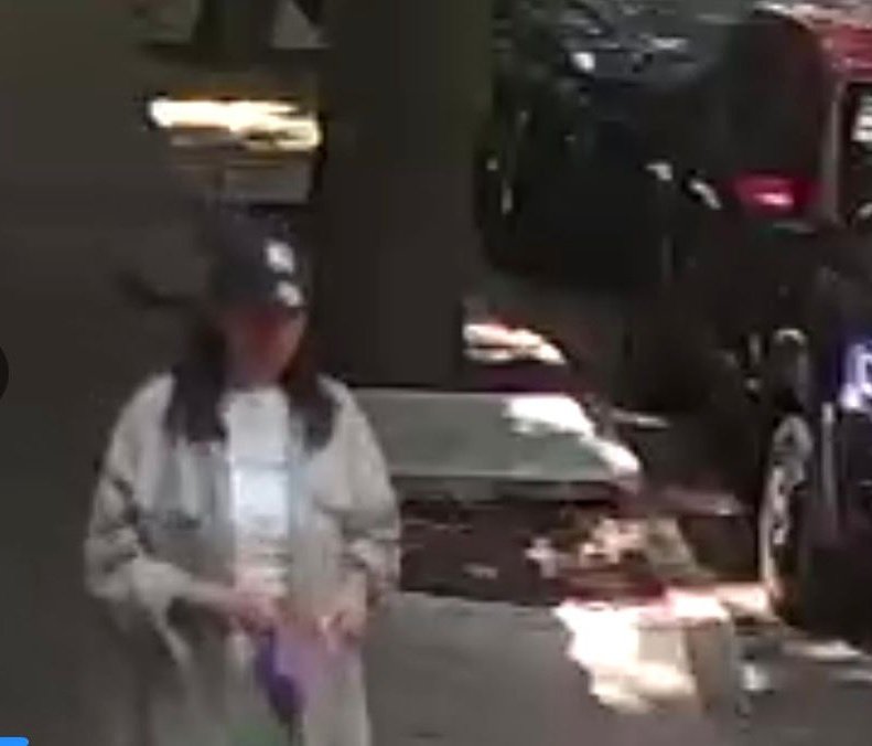 MBraCo2's tweet photo. Una vecina tiró bolsa de heces de su mascota en la jardinera de Mariposa 1036, Col. Gral. Anaya, @BJAlcaldia, #CDMX. Lo hace en la mañana y la tarde. Le pedimos a la @SSC_CDMX, a @AccionesBJ, a @BlindarBJ y al juzgado cívico de BJ4 sancionen a los dueños de mascota infractores. https://t.co/kTeFfaVftB