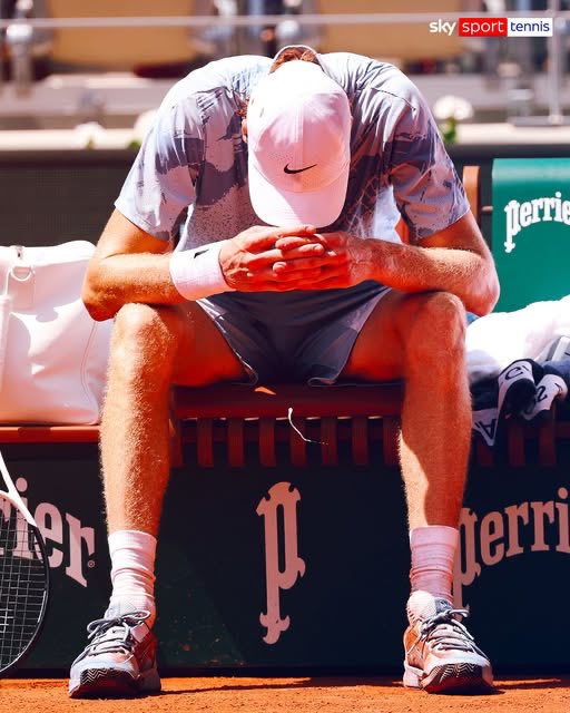 DrApocalypse's tweet photo. Partita drammatica per #Sinner, stradominata fino al 5-1 due set a 0. 
Poi il crollo fisico, dovuto probabilmente ad un colpo di calore. 
Da sempre il caldo è il male per Jannik, eroico nel non ritiro.
Spiace per l’eliminazione, ma il numero 1 alle ore 12 non si vedeva da decenni https://t.co/rNz7Uj9SiU