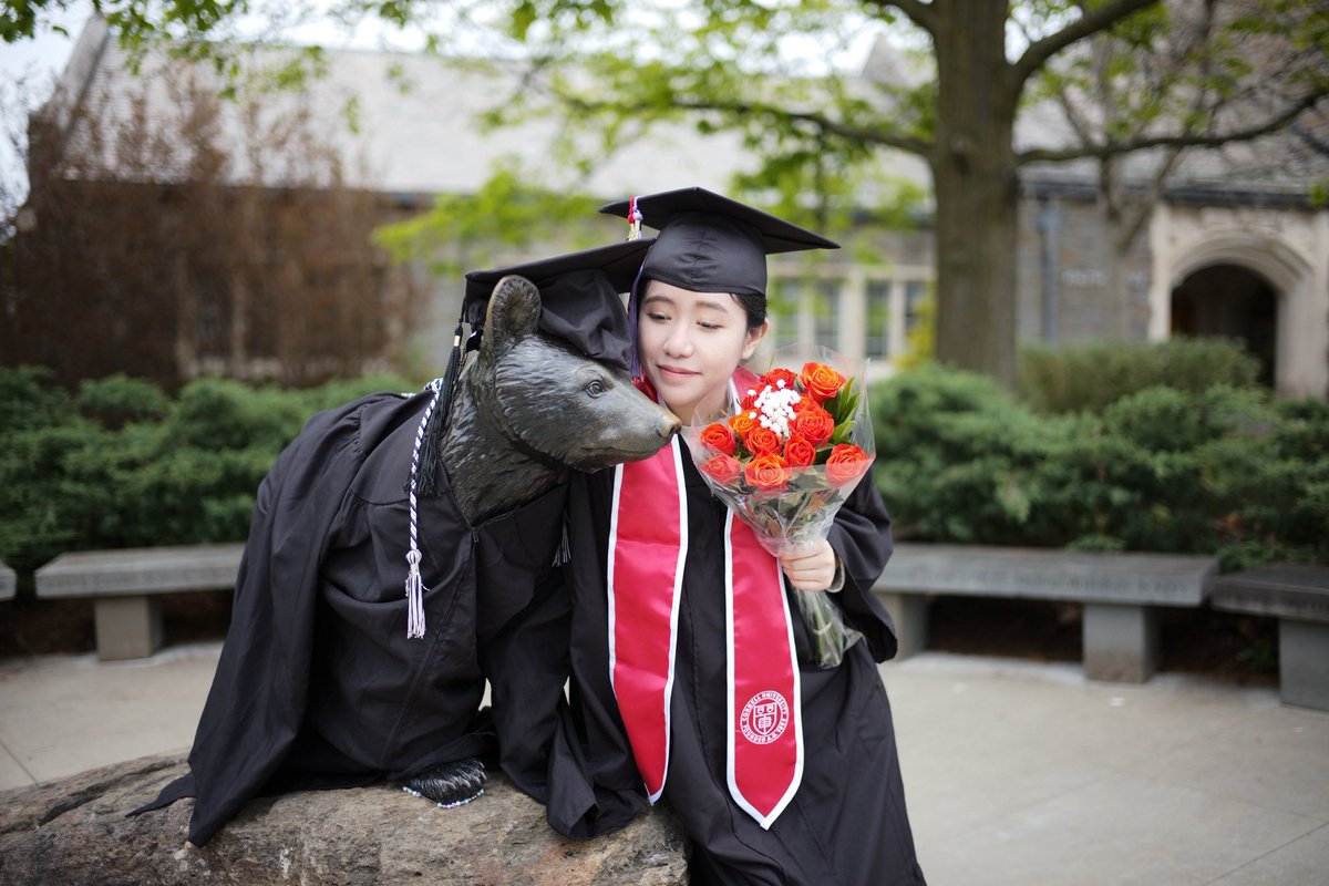d13ryu's tweet photo. I had a huge honor of serving as a College Banner Bearer for Cornell AAP at this year’s commencement ceremony, in recognition of my academic achievement🐻🎓❤️ 코넬대��교 순수미술 전공으로 수석 졸업하게 되어, 졸업식에서 제 단과대를 대표하는 기수로 선발되었습니다🙌 https://t.co/8f7ccCi27L