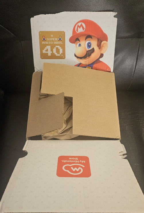 dreamo_yt's tweet photo. Schon cool 😄 Wenn man aktuell im Nintendo Store bestellt, wird man beim Öffnen direkt vom 40-jährigen Mario Jubiläum begrüßt 🎉Nintendo liebt einfach diese kleinen Details. Jetzt fragt man sich natürlich sofort... was mag wohl da drin sein? 👀#SuperMario #NintendoDE @NintendoDE https://t.co/4klmI0K1fa