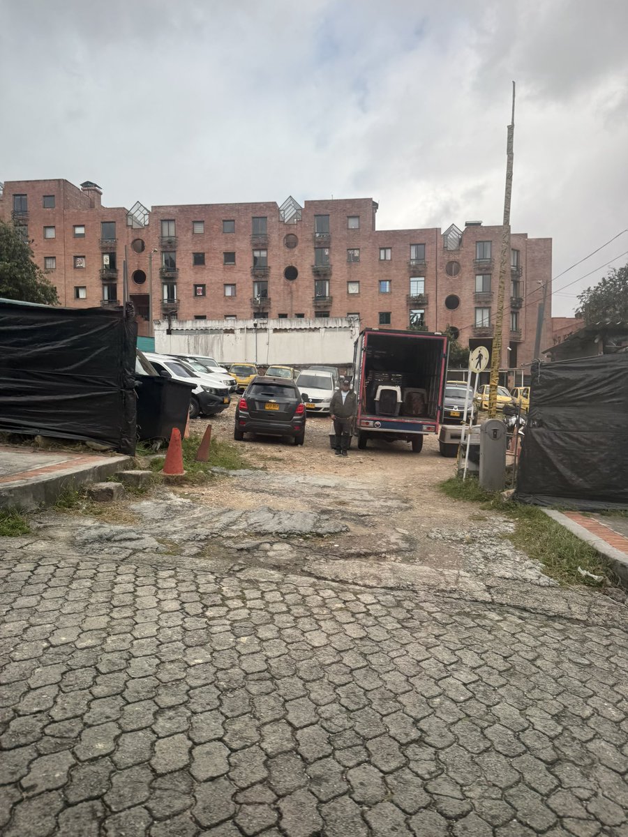 vapegi's tweet photo. Ayuda de la autoridades porfis @andreanimalidad @AnimalesBOG @PoliciaBogota https://t.co/9c3IqG4nrq