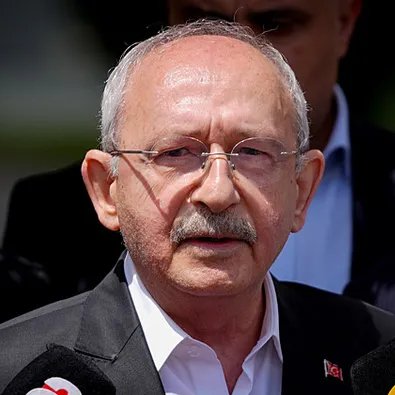 TKRgazete's tweet photo. Kemal Kılıçdaroğlu’nun, taziye için Özgür Özel’i telefonla aradığı ancak Özel'in telefonunu açmadığı öne sürüldü. https://t.co/FsmWosxbCz
