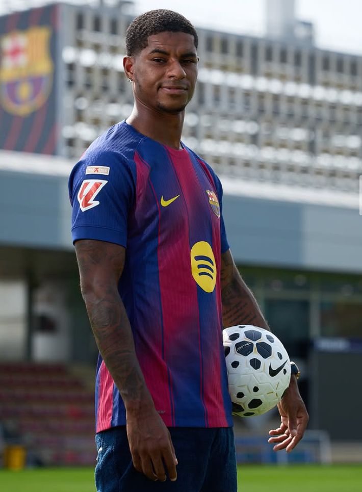 yungcizziNaza's tweet photo. Be honest Barca fans… if you had to choose one right now, who are you genuinely happier to sign? Rashford or Gordon? 

Because Barca acted broke for Rashford, then suddenly found big money when Gordon entered the chat. https://t.co/Cl4xb8ces1