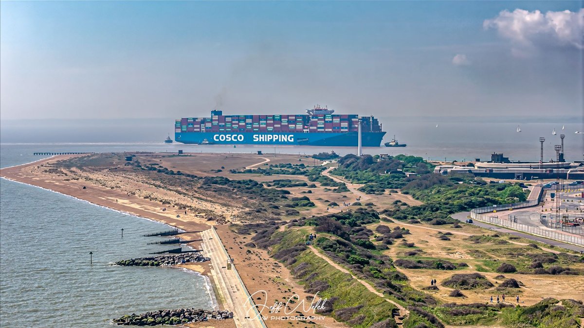 CoscoEurope's tweet photo. Fantastic shots of our COSCO SHIPPING Planet arriving at #Felixstowe, #UK!
💪 21.237 TEU
📏 400m long, 58.6m wide
🏗️ built in 2019

📷 captured by our friend Jeff Welch 👋 https://t.co/ESDITb6KmV