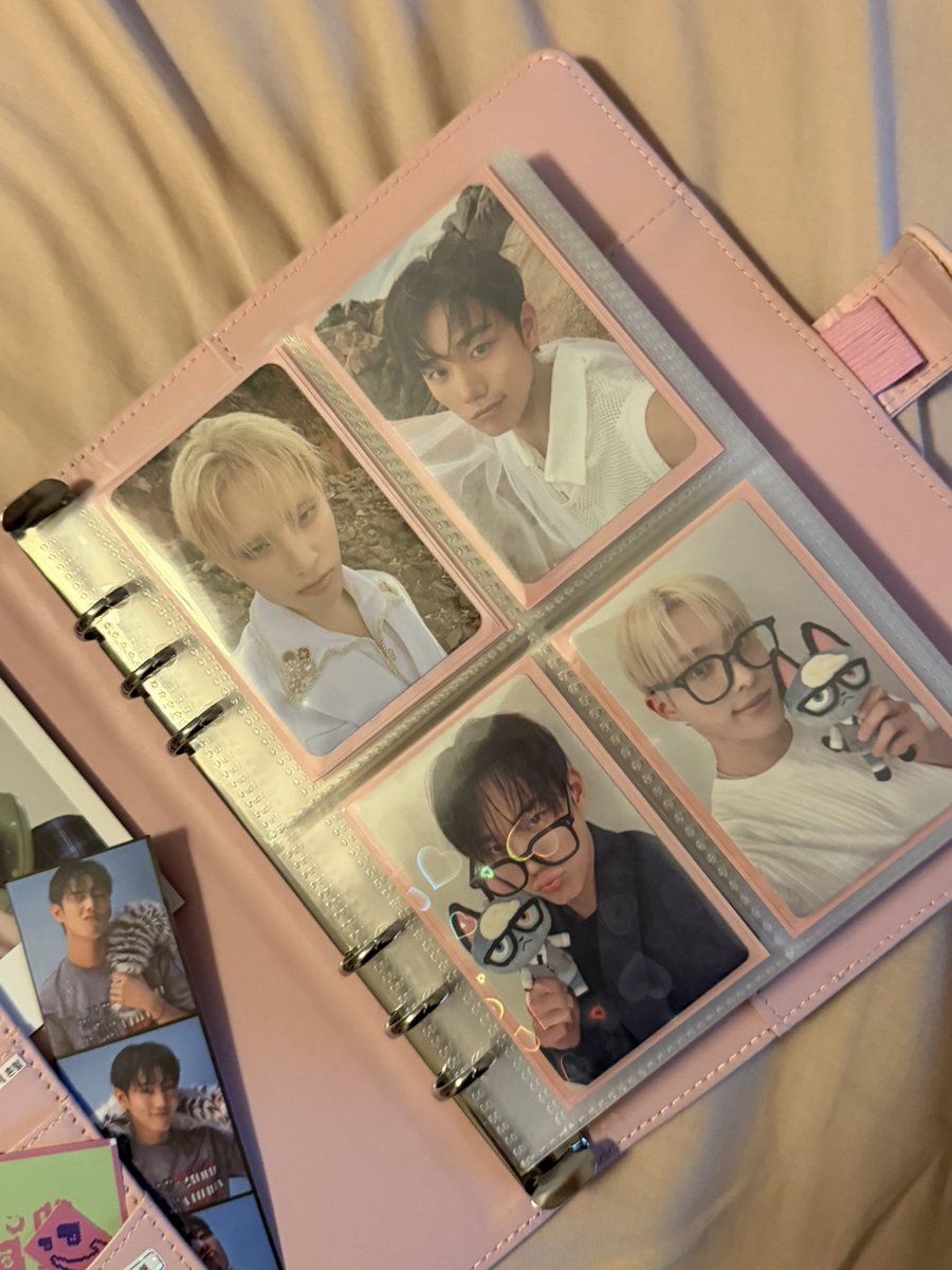 KEET4K's tweet photo. my pc binder ! ★ https://t.co/TzpHRpH4Gd