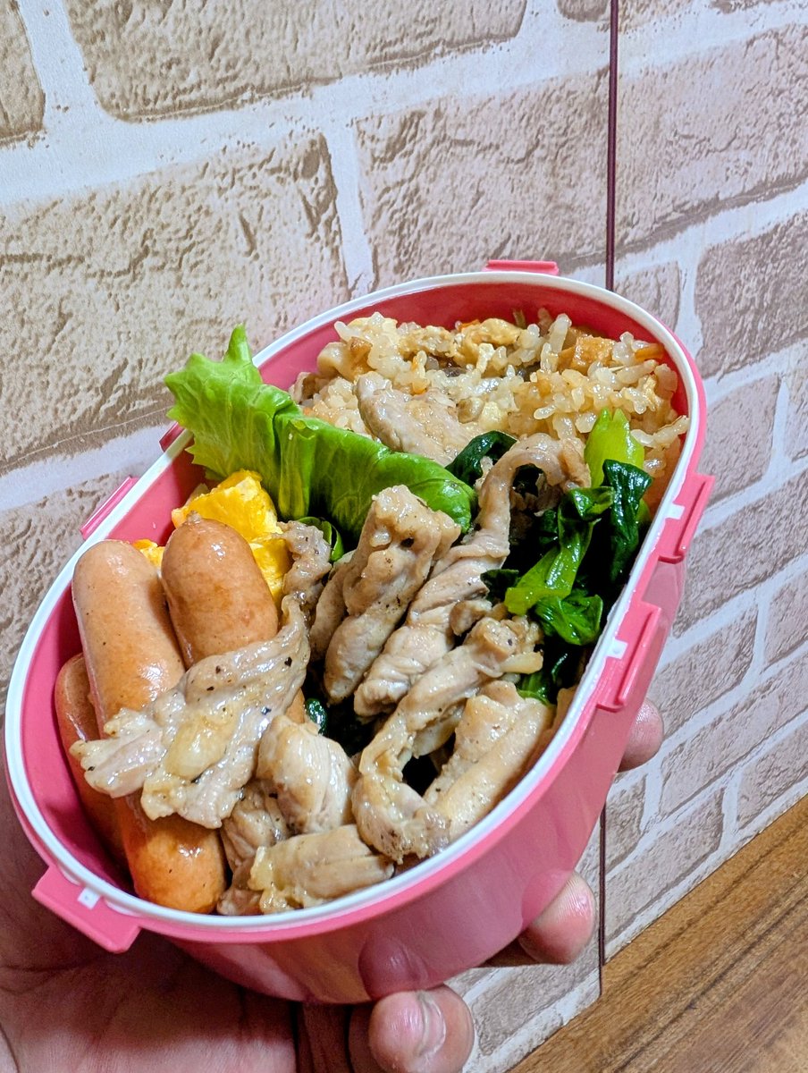 alarcon_mini's tweet photo. 妻が落ち込み気味なので
絶対に美味いはずの男飯を昼飯として作った

明日の昼飯は喜ぶはず！ https://t.co/0NylfW78A5