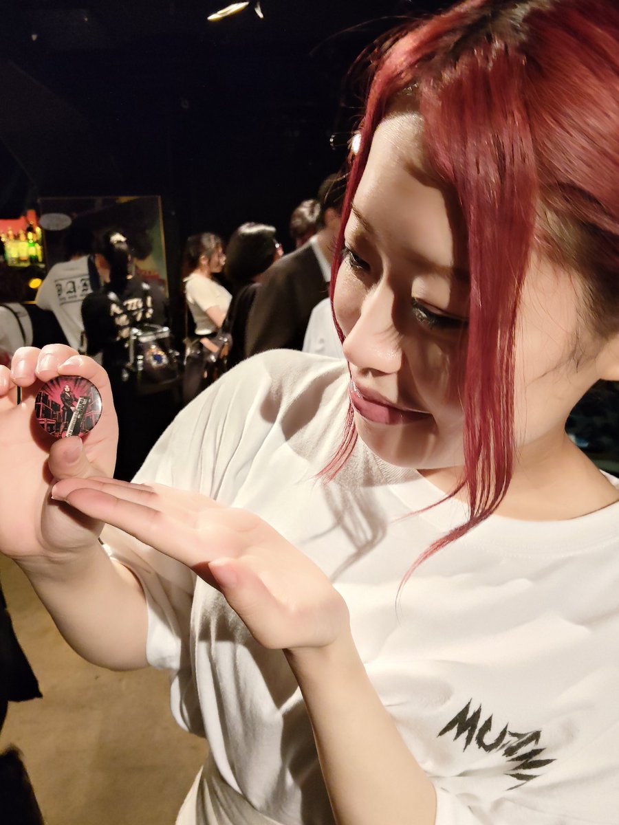ZdmlMYMKs0G3KvL's tweet photo. #MUJINA 缶バッジガチャで最後にMITANさん本人に本命を取ってもらいました✨
勝利の女神様々です<(_ _)>
#MITAN https://t.co/jWDV5hxzVI