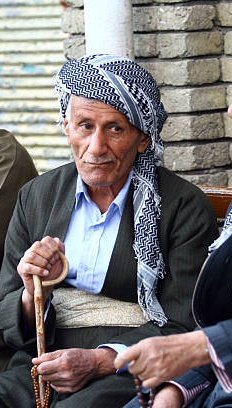 TurkcuPaylasim's tweet photo. Besim Tibuk, kürtlerle ilgili konuştu:

🔻Kürtlerin Türkiye’de olması çok büyük şanstır onlar için. 

🔻Öpüp başlarına koymaları lazım Türk vatandaşı oldukları için.  

🔻Şöyle bir baksınlar diğer ülkelerde yaşayan kürtlere.

🔻Irak’ta, Suriye’de, İran’da nasıl yaşıyorlar?

🔻Hala daha burdaki yaşamdan şikayet edip ayrımcılık var diyorlar.

🔻Bu nankörlüktür.